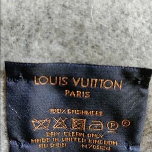LV scarf